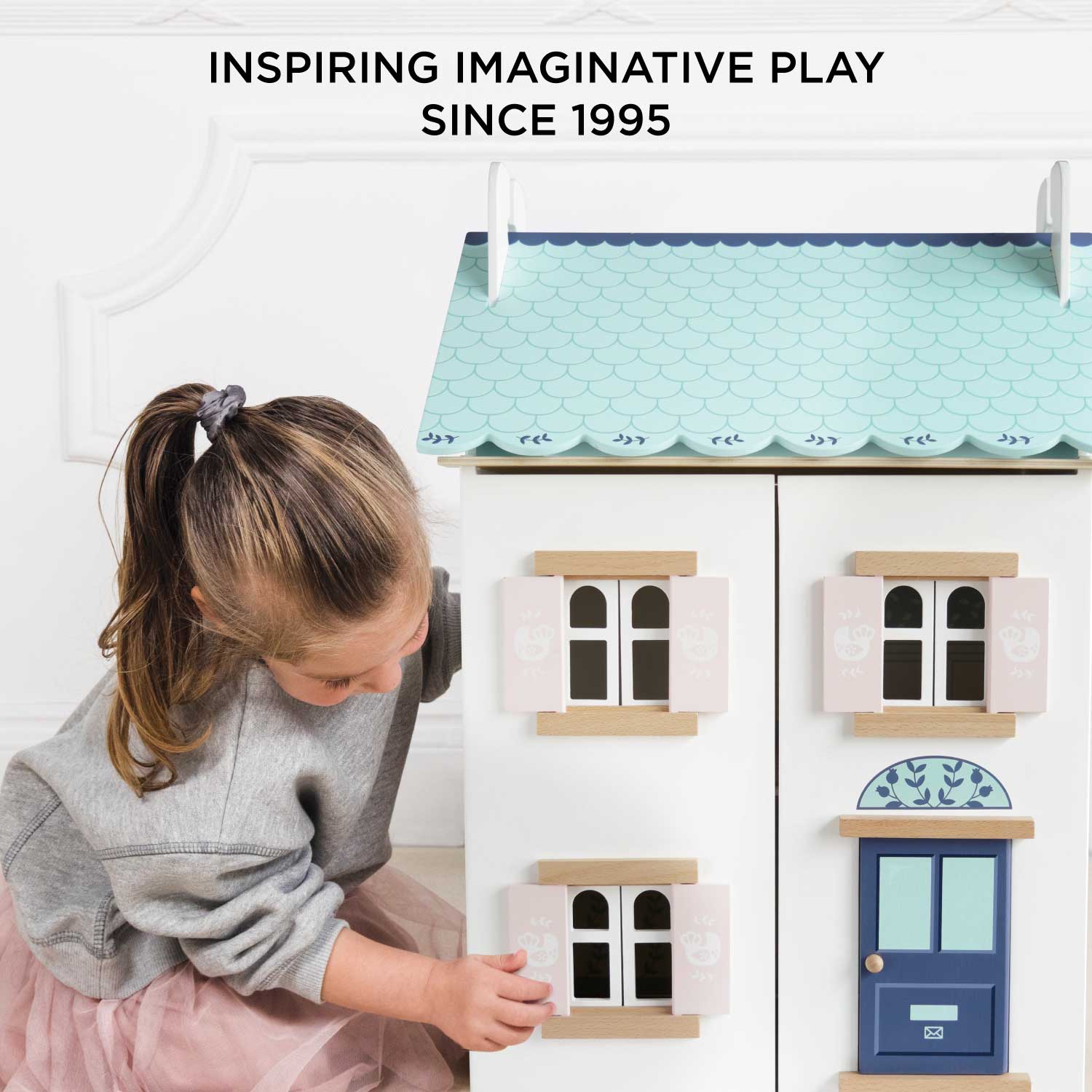 Bluebelle Wooden Dolls House wallpaper